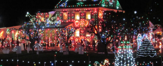 Brighten up your Holiday: Outdoor Christmas Light Ideas for a Festive Wonderland