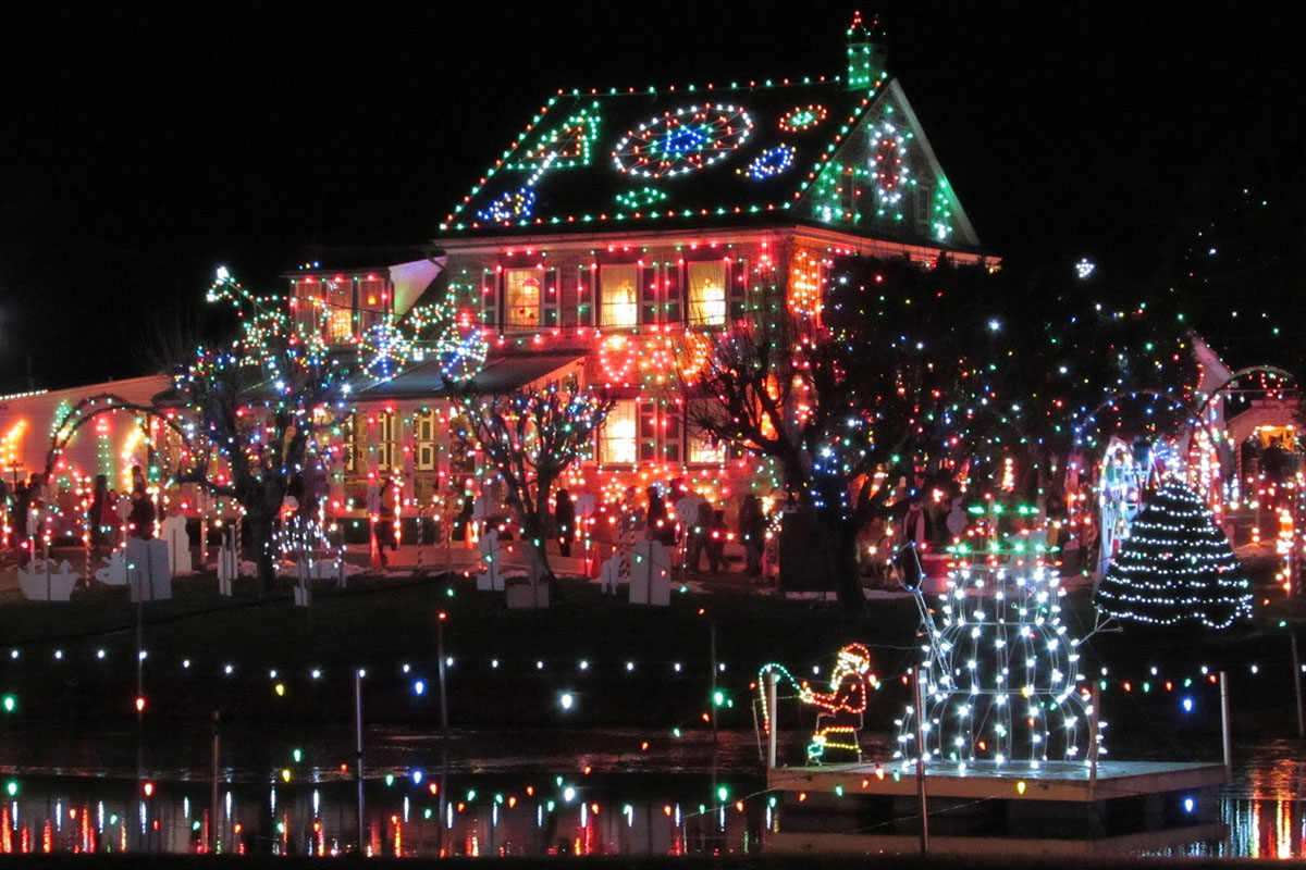 Brighten up your Holiday: Outdoor Christmas Light Ideas for a Festive Wonderland