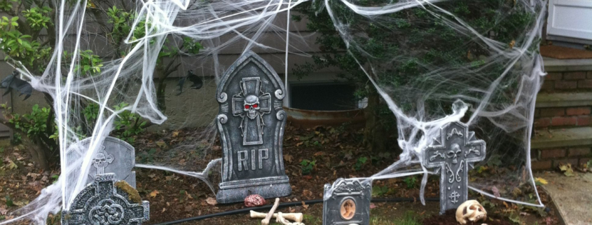 Simple Halloween Decorating Ideas for your Front Yard